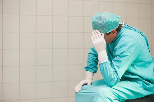 Un cirujano reflexivo en un hospital — Foto de Stock