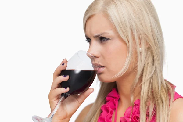 Blonde drinken van een glas wijn — Stockfoto