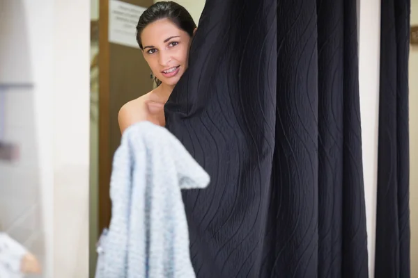 Žena stojící za oponou v změna místnosti — Stock fotografie