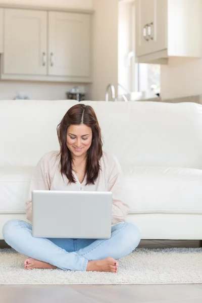 Morena escribiendo en el ordenador portátil — Foto de Stock