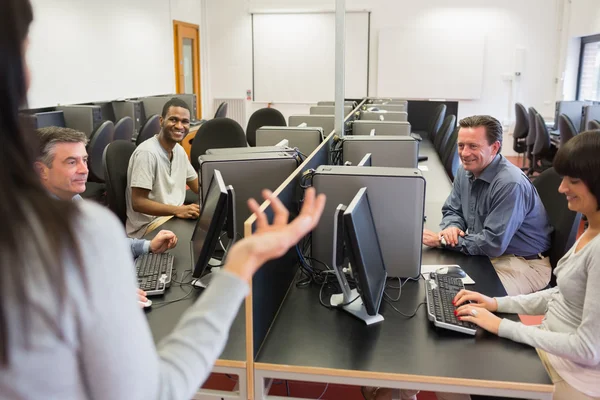 Leraar praten met groep in computerlokaal — Stockfoto