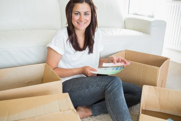 Brunette een kleur kiezen — Stockfoto