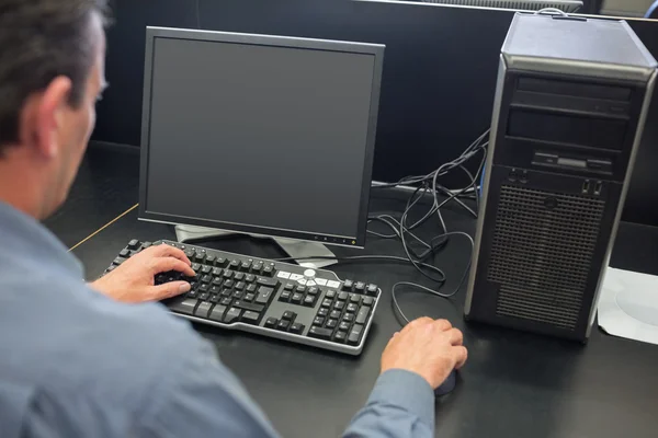 Hombre trabajando en la computadora — Foto de Stock