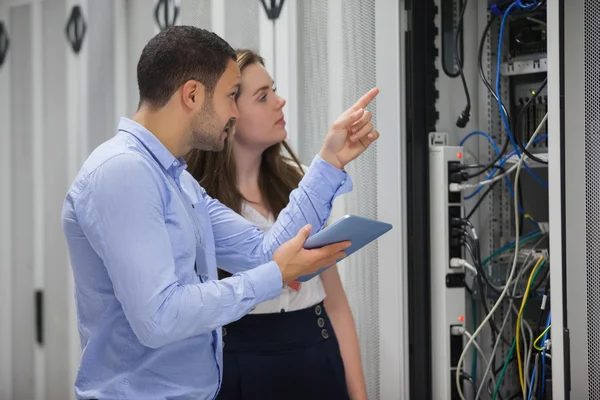Techniker schauen sich Server an — Stockfoto