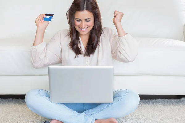 Счастливая женщина покупает что-то онлайн — стоковое фото
