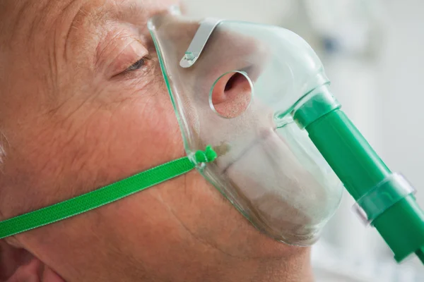 Man dragen oxegen masker — Stockfoto