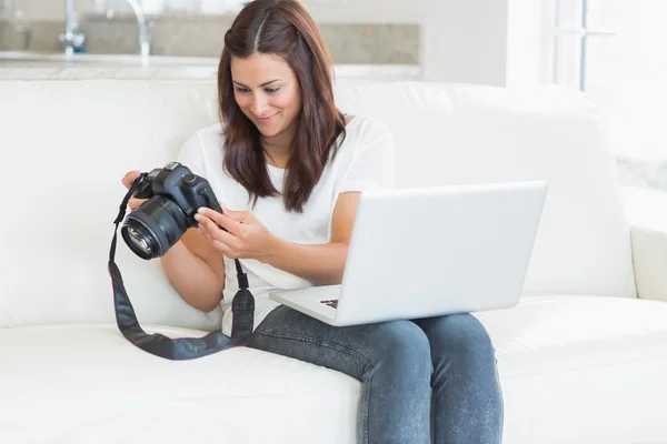 Brunette viewing pictures on the camera — Stock Photo, Image