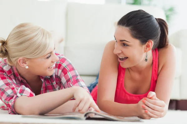 Women lying on the floor talking — Stock Photo, Image