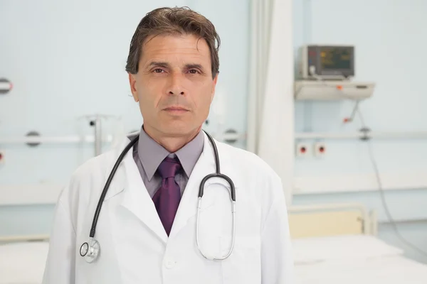 Docteur debout dans la chambre d'hôpital — Photo