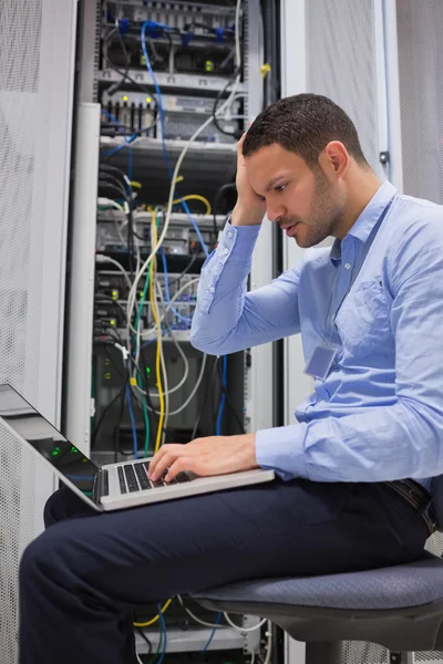 Técnico de dados ficando estressado — Fotografia de Stock