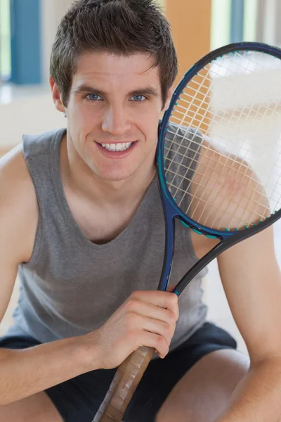 Чоловік тримає тенісну ракетку — стокове фото