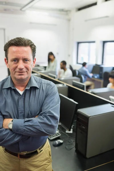 Homme aux bras croisés en classe informatique — Photo