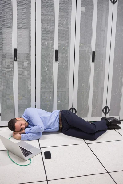 Homem cochilando no data center — Fotografia de Stock