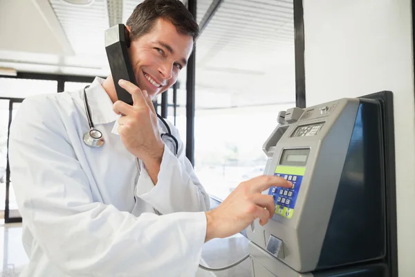 Usmívající se doktor telefonování v nemocnici — Stock fotografie