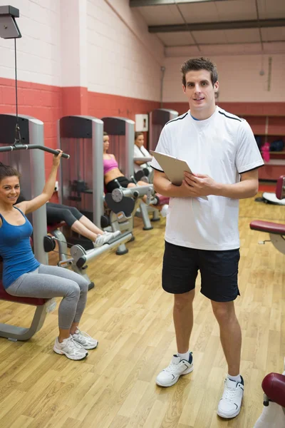 Hombre enseñando su clase de fitness en la sala de pesas — Foto de Stock