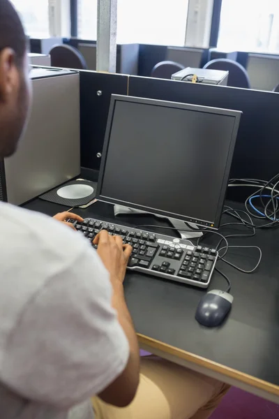 Mann tippt am Computer — Stockfoto