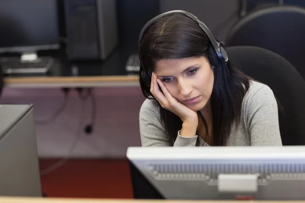 Bored woman in computer room — Stock Photo, Image