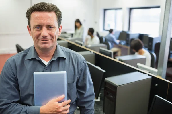 Uomo in possesso di un tablet pc nella sala computer — Foto Stock