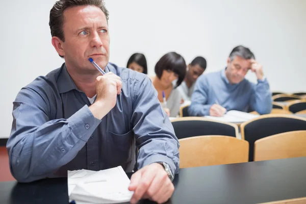 Mens denken tijdens het schrijven — Stockfoto