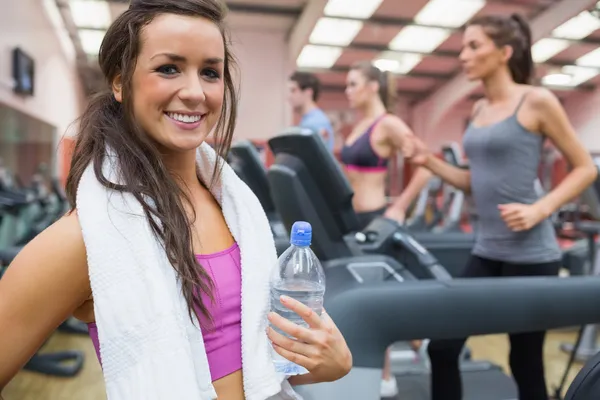 Женщина счастлива в спортзале после тренировки — стоковое фото
