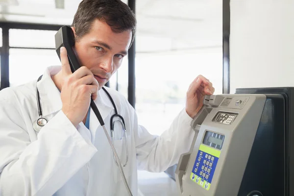 Arzt telefoniert im Krankenhaus — Stockfoto
