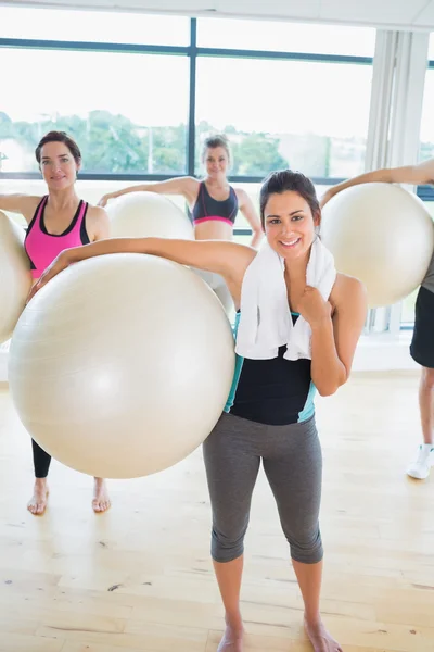 Женщины с мячами для упражнений — стоковое фото
