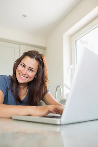 Donna allegra utilizzando il computer portatile — Foto Stock