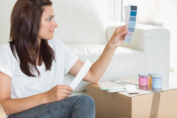 Vrouw kiezen kleur voor schilderij — Stockfoto