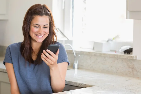 Mulher sorrindo enquanto chama seu amigo — Fotografia de Stock