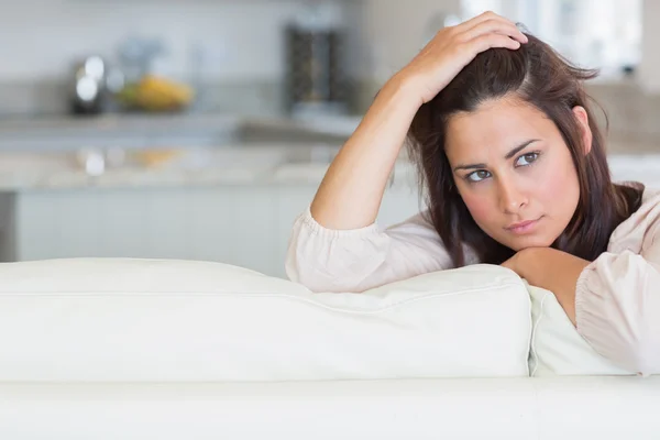 Woman holding hand on head — Stock Photo, Image