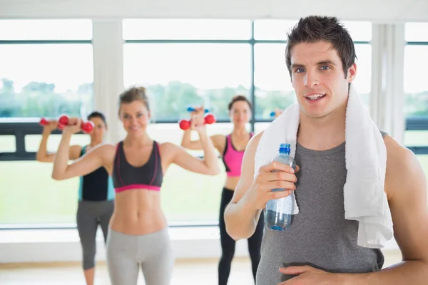 Man taking break from aerobics class — Stock Photo, Image