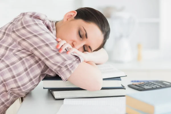 Vrouw in slaap op boeken — Stockfoto