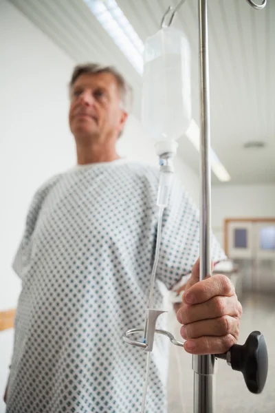 Patient holding onto IV drip — Stock Photo, Image