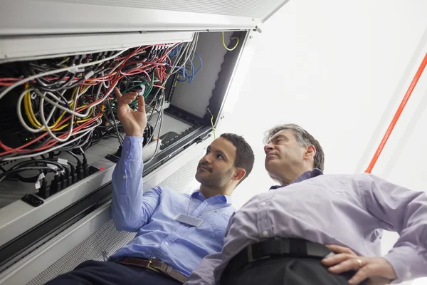 技术人员检查电线的服务器 — 图库照片