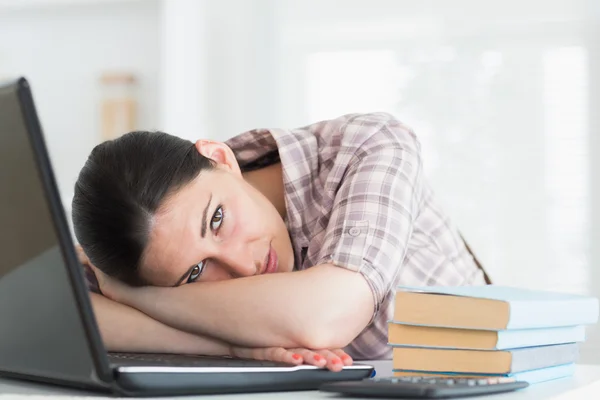 Moe vrouw leunend op laptop — Stockfoto