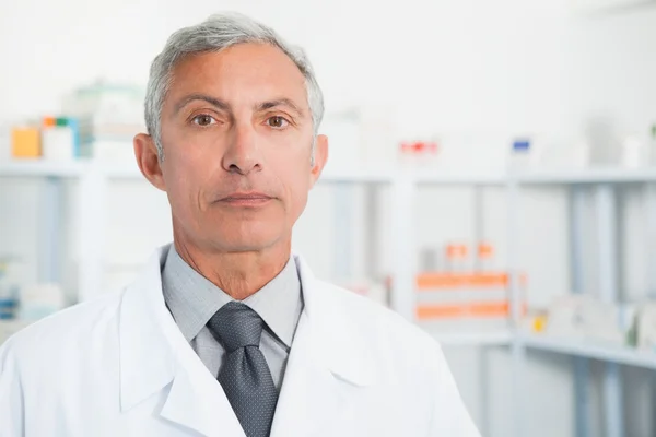 Chemiker im Laborkittel — Stockfoto