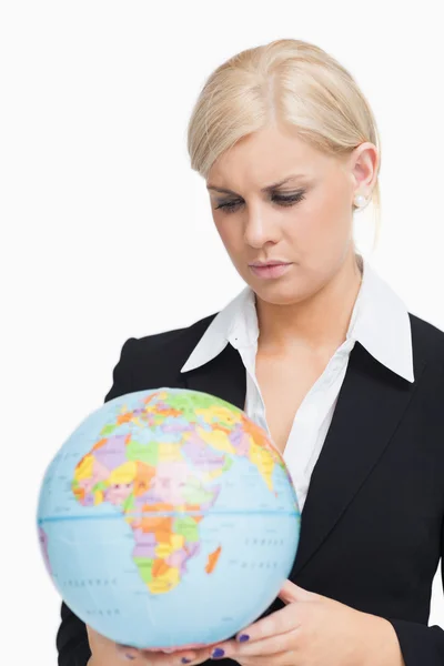 Stern femme d'affaires tenant un globe — Photo
