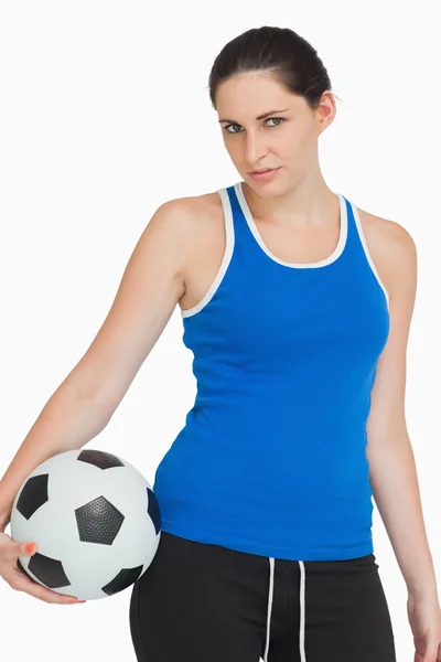 Спортсменка с футбольным мячом — стоковое фото