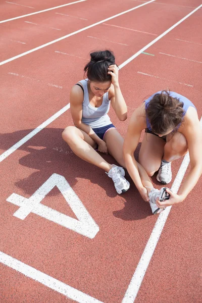 Mulher se importa com corredor com lesão esportiva — Fotografia de Stock