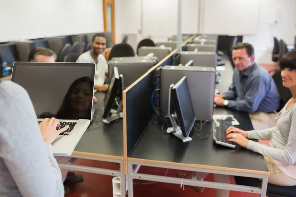 Profesor escribiendo en el ordenador portátil en la clase de informática —  Fotos de Stock