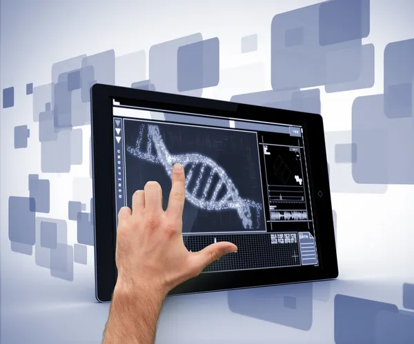 Man wijzend op dna interface op digitale Tablet PC — Stockfoto