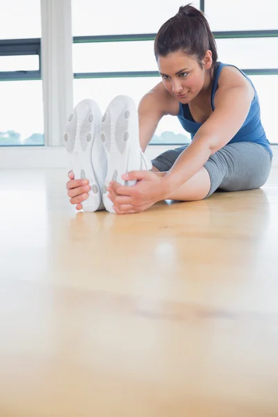 Kvinnan sträcker sig i yogaställning — Stockfoto