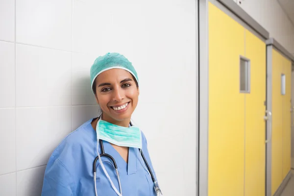 Enfermera feliz se apoya contra la pared — Foto de Stock