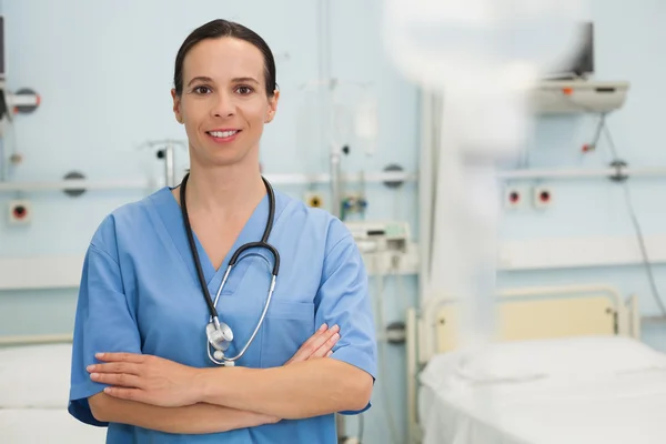 Infermiera sorridente in ospedale — Foto Stock