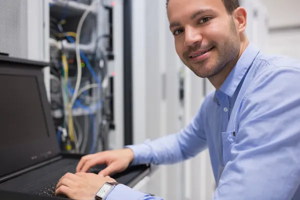 Hombre buscando a través de servidores — Foto de Stock