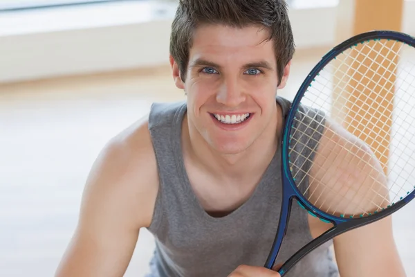 Hombre feliz sosteniendo una raqueta de tenis —  Fotos de Stock