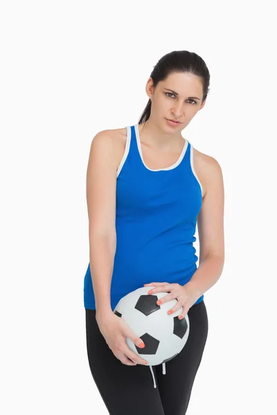 Desportista segurando uma bola de futebol — Fotografia de Stock