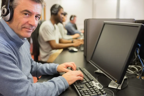 Mature student in computer class — Stock Photo, Image