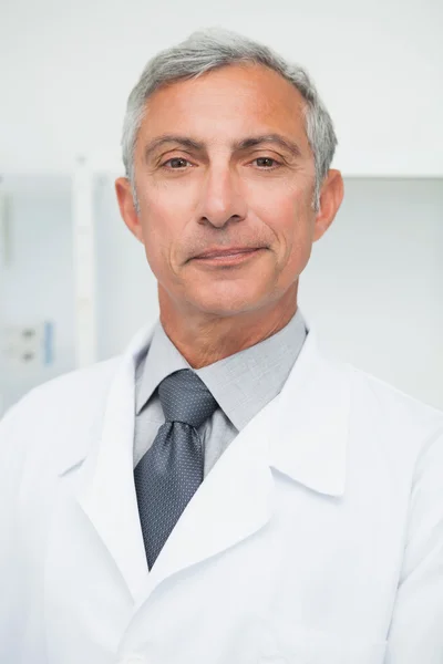 Médico sorridente vestindo labcoat — Fotografia de Stock