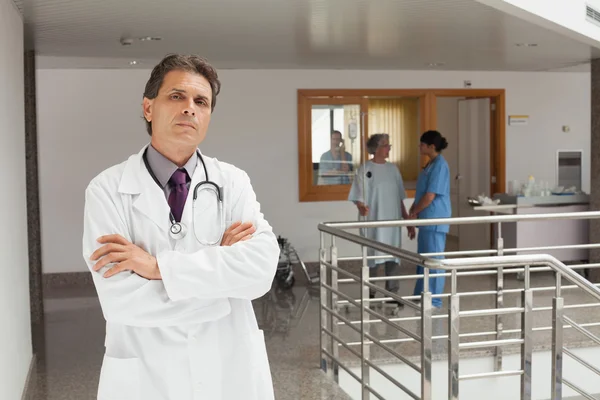 Médico parado no corredor de um hospital — Fotografia de Stock